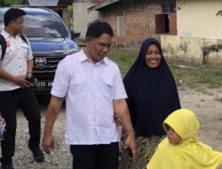 Sambut Calon Pemimpin Daerah, Tangan Dedy Hamzah Digandeng Ibu-Ibu
