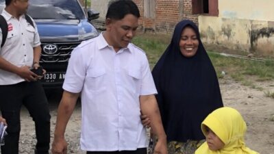 Sambut Calon Pemimpin Daerah, Tangan Dedy Hamzah Digandeng Ibu-Ibu