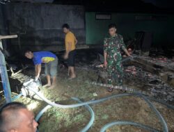 Babinsa Koramil 1313-03/Marisa, Bantu Padamkan Kebakaran Rumah Milik Kartin Hunou
