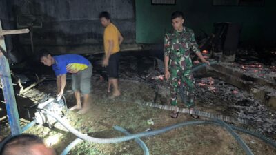 Babinsa Koramil 1313-03/Marisa, Bantu Padamkan Kebakaran Rumah Milik Kartin Hunou