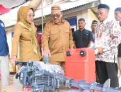 Bupati Rum Pagau Serahkan 10 Unit Mesin Tempel untuk Nelayan Desa Girisa