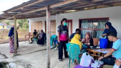 Tak Kenal Lelah, Petugas PKM Pangi Layani Cek Kesehatan Gratis hingga Dusun Terpencil