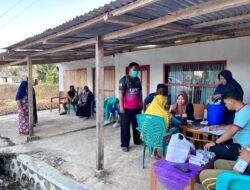 Tak Kenal Lelah, Petugas PKM Pangi Layani Cek Kesehatan Gratis hingga Dusun Terpencil