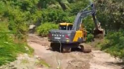 Pasca Penertiban PETI Sambati, Penambang dan Warga Mulai Tutup Kubangan Bekas Pengerukan