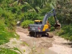 Pasca Penertiban PETI Sambati, Penambang dan Warga Mulai Tutup Kubangan Bekas Pengerukan